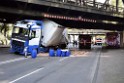 LKW blieb unter Bruecke haengen Koeln Ehrenfeld Innere Kanalstr Hornstr P103